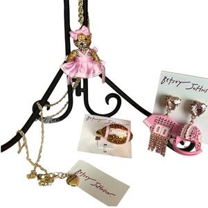 🩷🩷NWT- BETSEY JOHNSON ADORABLE CHEERLEADER NECKLACE, EARRINGS & RING SET!🩷🩷
